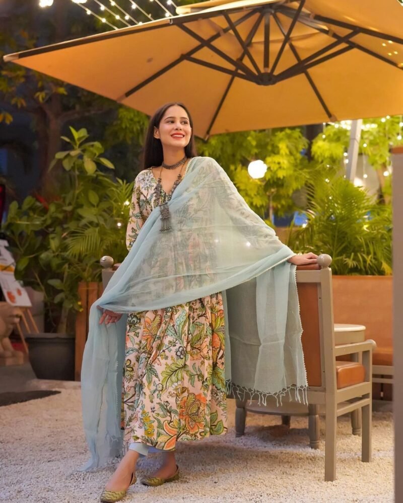 SALE: Inaayat Aasmani Floral Suit Set - Image 2